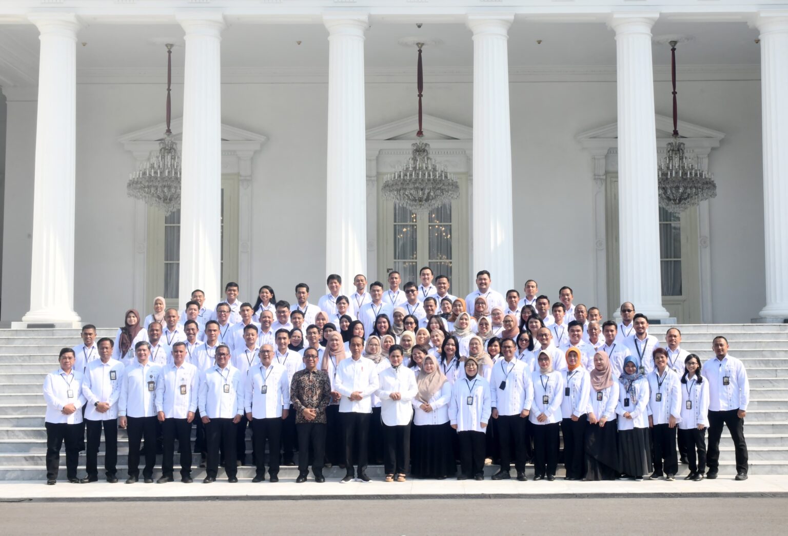 Jelang Purnatugas, Presiden Jokowi dan Ibu Iriana Berpamitan dengan Keluarga Besar Istana