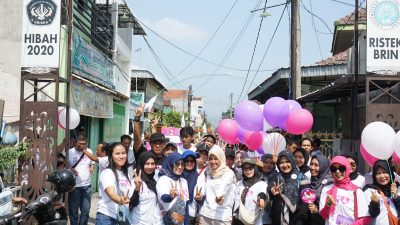 Bunda Fey saat Turba ke Kampung Tahu Tinalan (bidu)