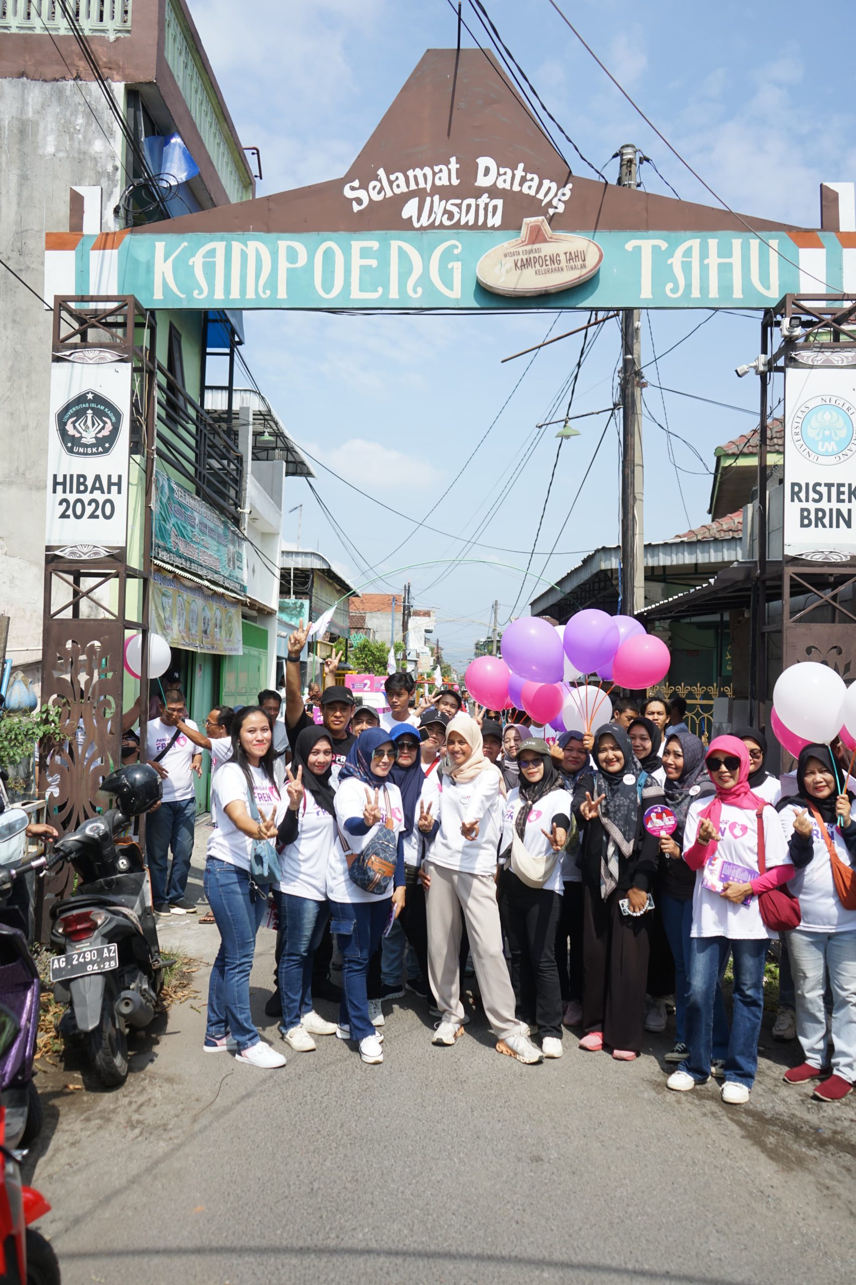 Bunda Fey saat Turba ke Kampung Tahu Tinalan (bidu)