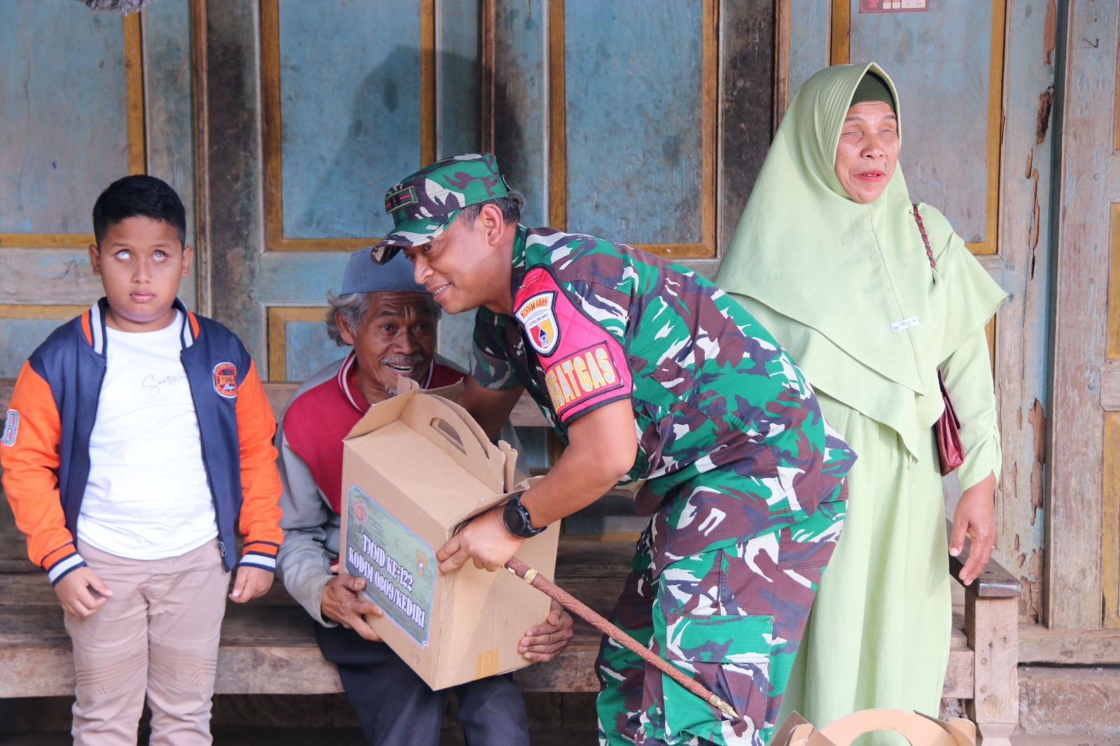 Peduli Disabilitas, Dansatgas TMMD ke-122 Bagikan Sembako di Kediri