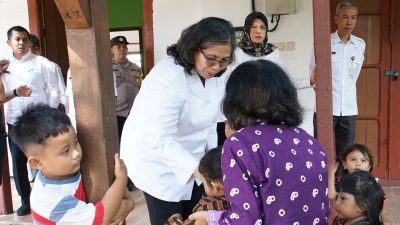 Pj Wali Kota Kediri Zanariah Kembali Tinjau Penyaluran Bantuan Pangan Cadangan Beras Pemerintah Tahap 3 di Kelurahan Kampungdalem dan Kelurahan Banjaran