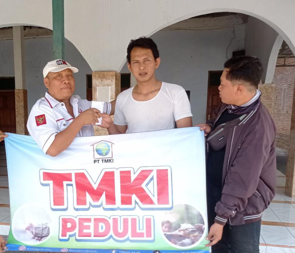 PT TMKI Peduli Berikan Santunan Ke Pengurus Salah Satu Masjid Di Mlorah