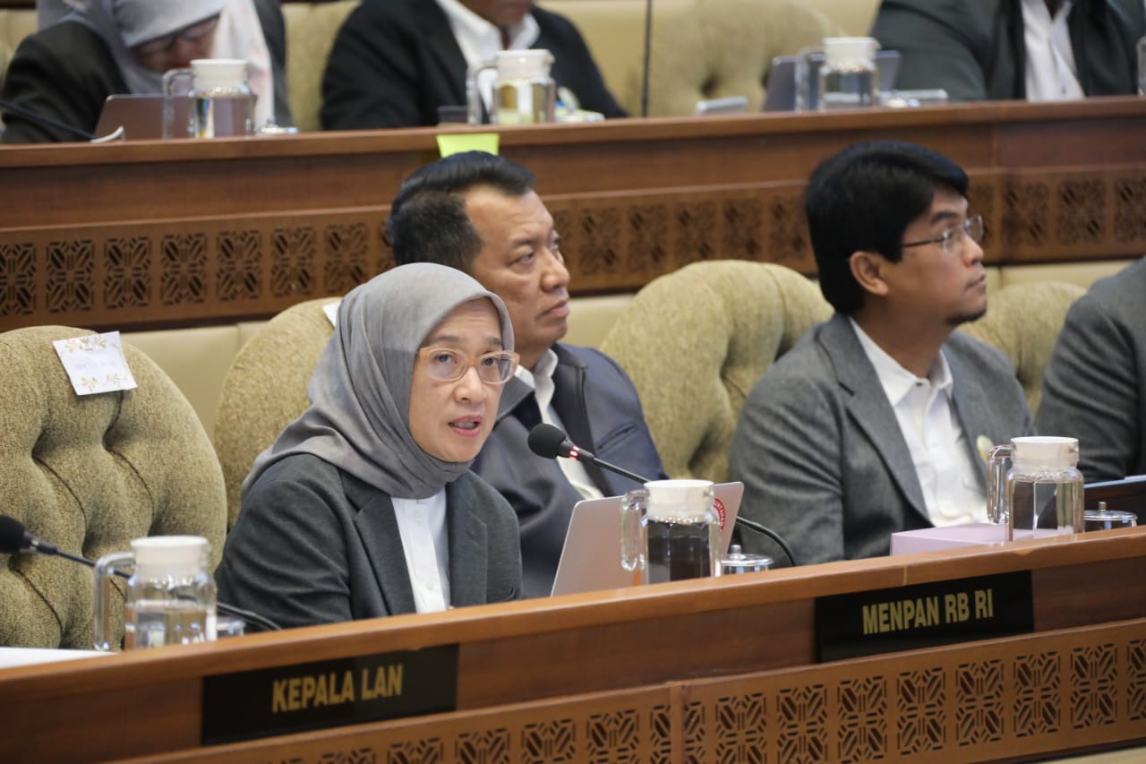 Menteri PANRB Rini Widyantini dalam Rapat Kerja (Raker) dan Rapat Dengar Pendapat (RDP) bersama Komisi II DPR RI, di Jakarta,