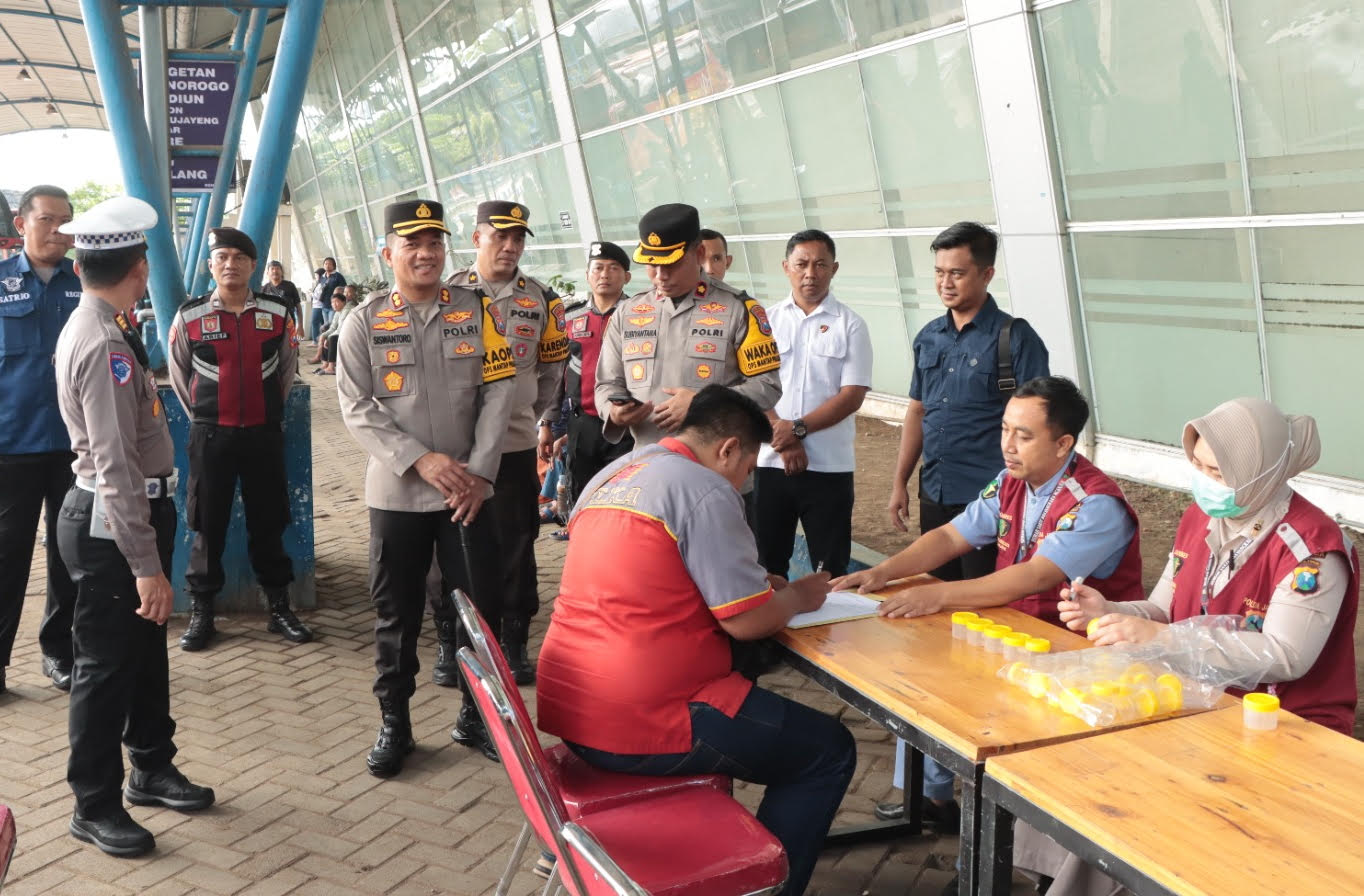 Operasi Zebra Semeru 2024,  Tes Urine Dilakukan pada Pengemudi di Terminal Anjuk Ladang