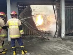 Kebakaran Hebat Melanda Toko Plastik di Prambon, Upaya Pemadaman Berlangsung Dramatis