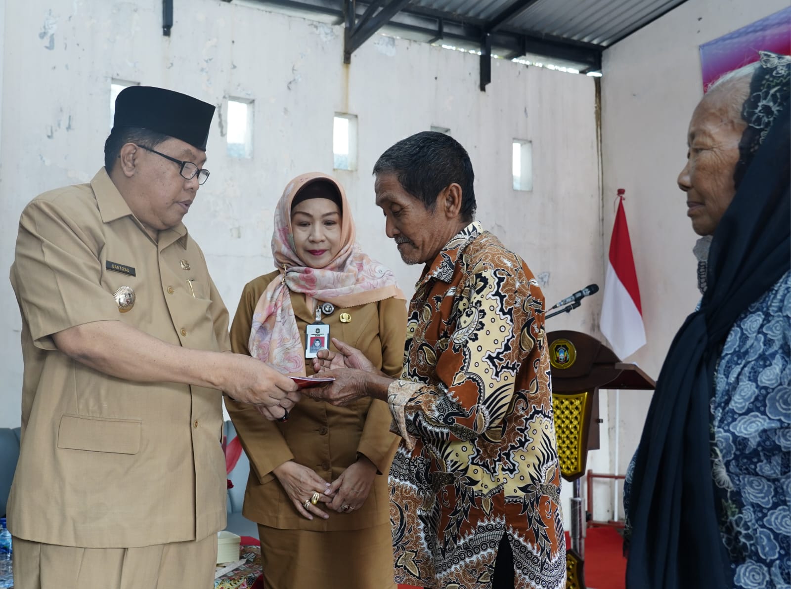 Wali Kota Blitar Santoso saat menyerahkan simbolis bansos. (Ist)