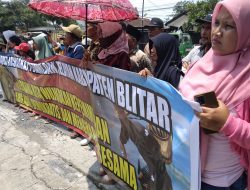 Ratusan Massa FMPN Desak Usut Tuntas Kasus Surat Palsu KPK di Blitar