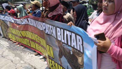 Ratusan Massa FMPN Desak Usut Tuntas Kasus Surat Palsu KPK di Blitar