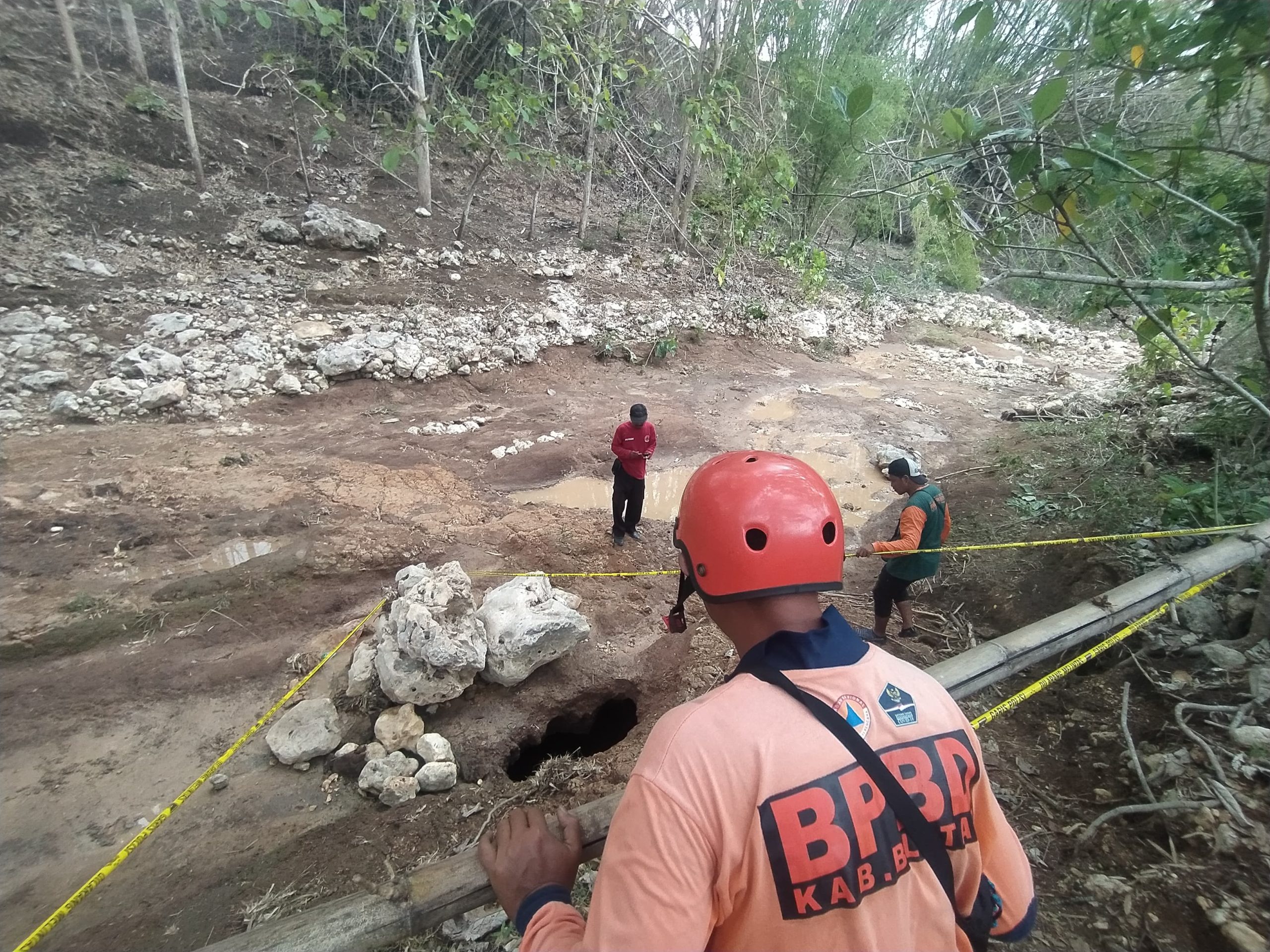 Warga Kademangan, Blitar, Geger, Temuan Lubang Misterius di Tengah Sungai, Apakah Gua ?