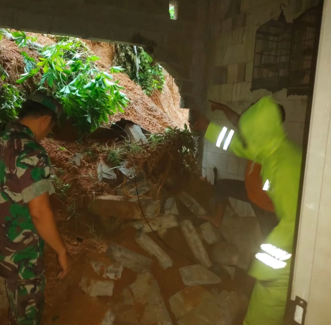 Lagi! Longsor Jebol Dinding Rumah Warga di Trenggalek