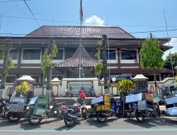 Puluhan Pedagang Protes Jalan Rusak, Bawa Obrok ke Kantor DPRD Trenggalek