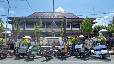 Puluhan Pedagang Protes Jalan Rusak, Bawa Obrok ke Kantor DPRD Trenggalek