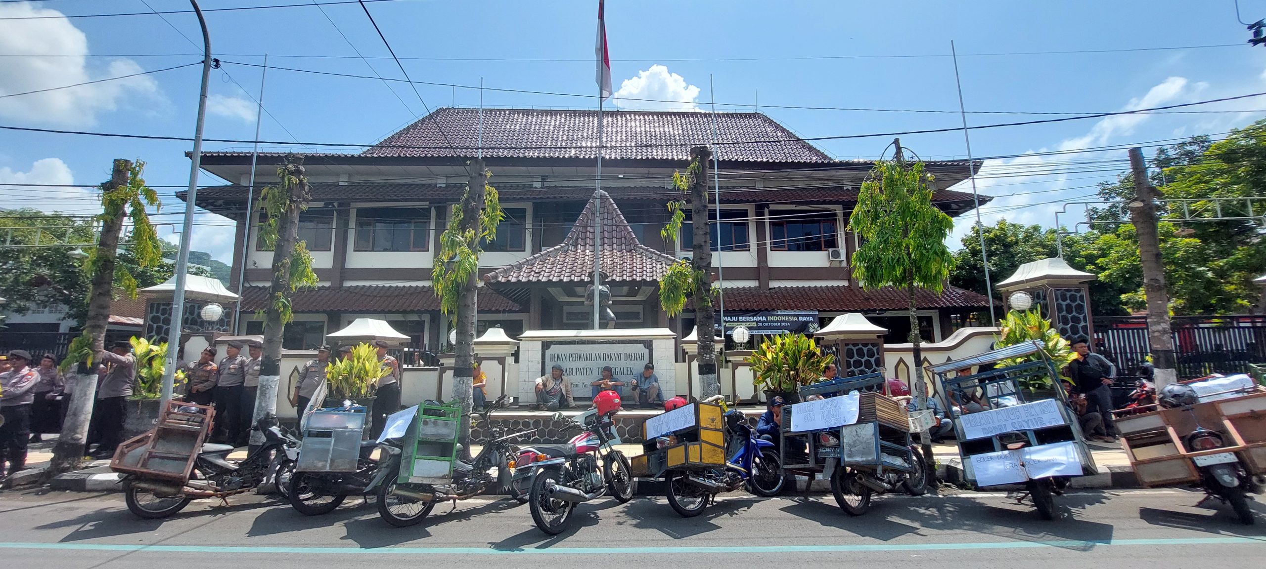 Puluhan Pedagang Protes Jalan Rusak, Bawa Obrok ke Kantor DPRD Trenggalek