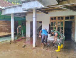 Petugas Gabungan Bersihkan Lumpur dan Sampah Dampak Banjir di Trenggalek