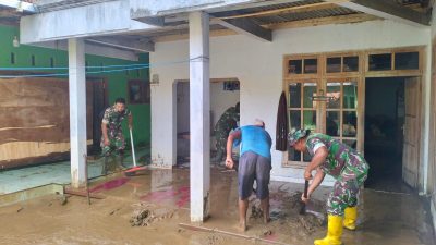 Petugas Gabungan Bersihkan Lumpur dan Sampah Dampak Banjir di Trenggalek