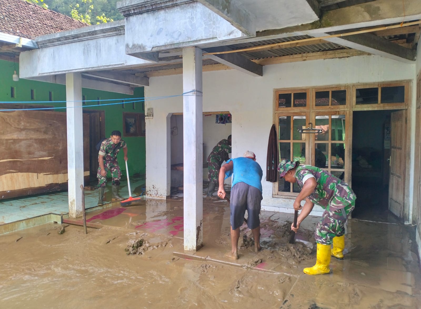 Petugas Gabungan Bersihkan Lumpur dan Sampah Dampak Banjir di Trenggalek