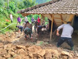 Puluhan Personel Gabungan Bersama Warga Bersihkan Material Longsor di Trenggalek