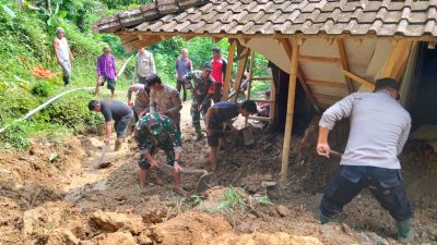 Puluhan Personel Gabungan Bersama Warga Bersihkan Material Longsor di Trenggalek