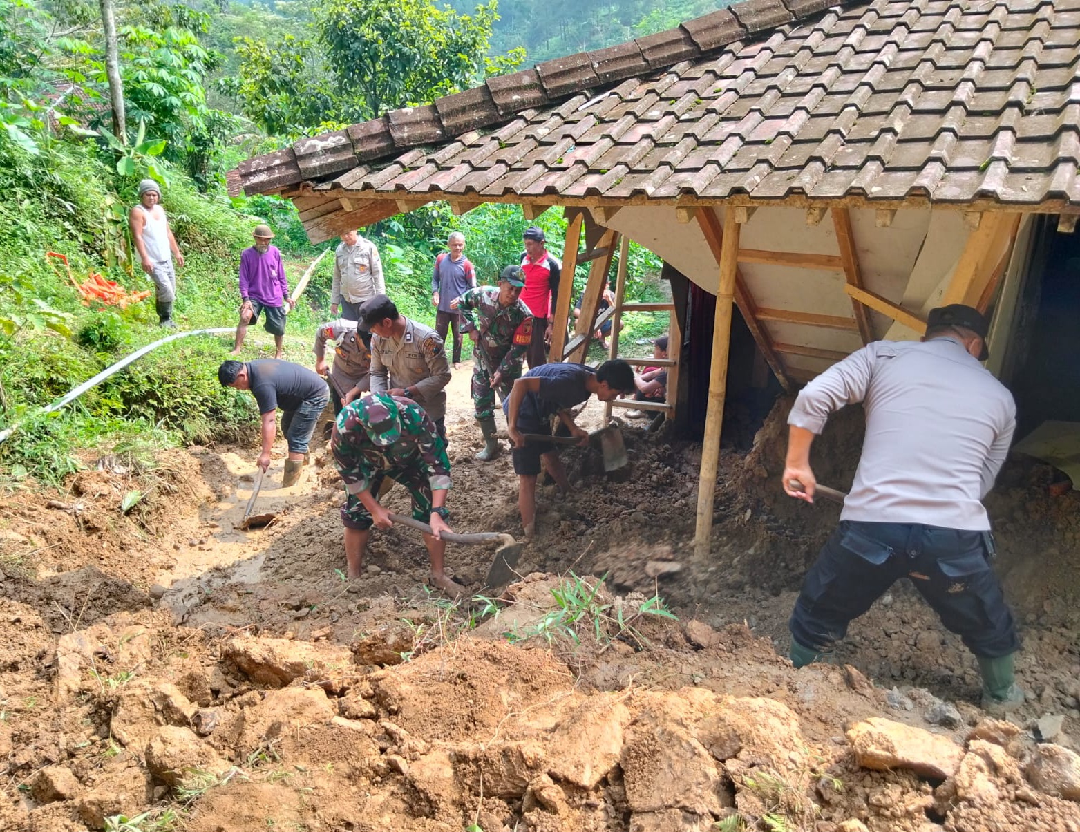 Puluhan Personel Gabungan Bersama Warga Bersihkan Material Longsor di Trenggalek
