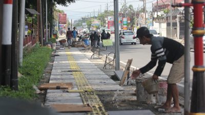 DLH Kabupaten Kediri Kebut Pengerjaan Taman dan Trotoar Jalan Soekarno – Hatta