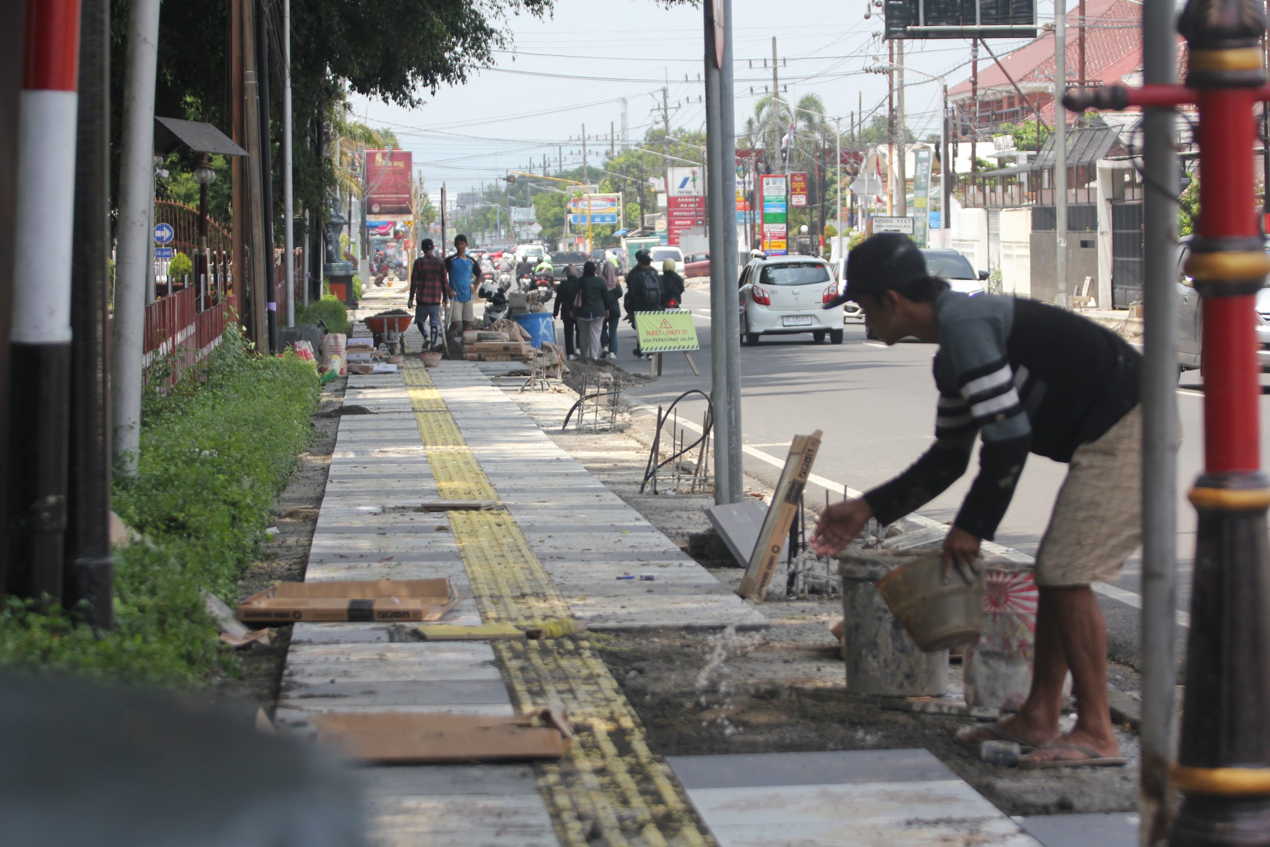 DLH Kabupaten Kediri Kebut Pengerjaan Taman dan Trotoar Jalan Soekarno – Hatta