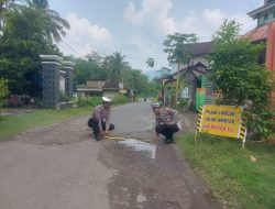 Polres Trenggalek Pasang Tanda Peringatan di Jalan Berlubang Jalur Kampak – Watulimo, Masyarakat Diminta Waspada