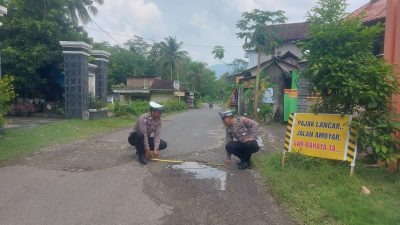 Polres Trenggalek Pasang Tanda Peringatan di Jalan Berlubang Jalur Kampak – Watulimo, Masyarakat Diminta Waspada