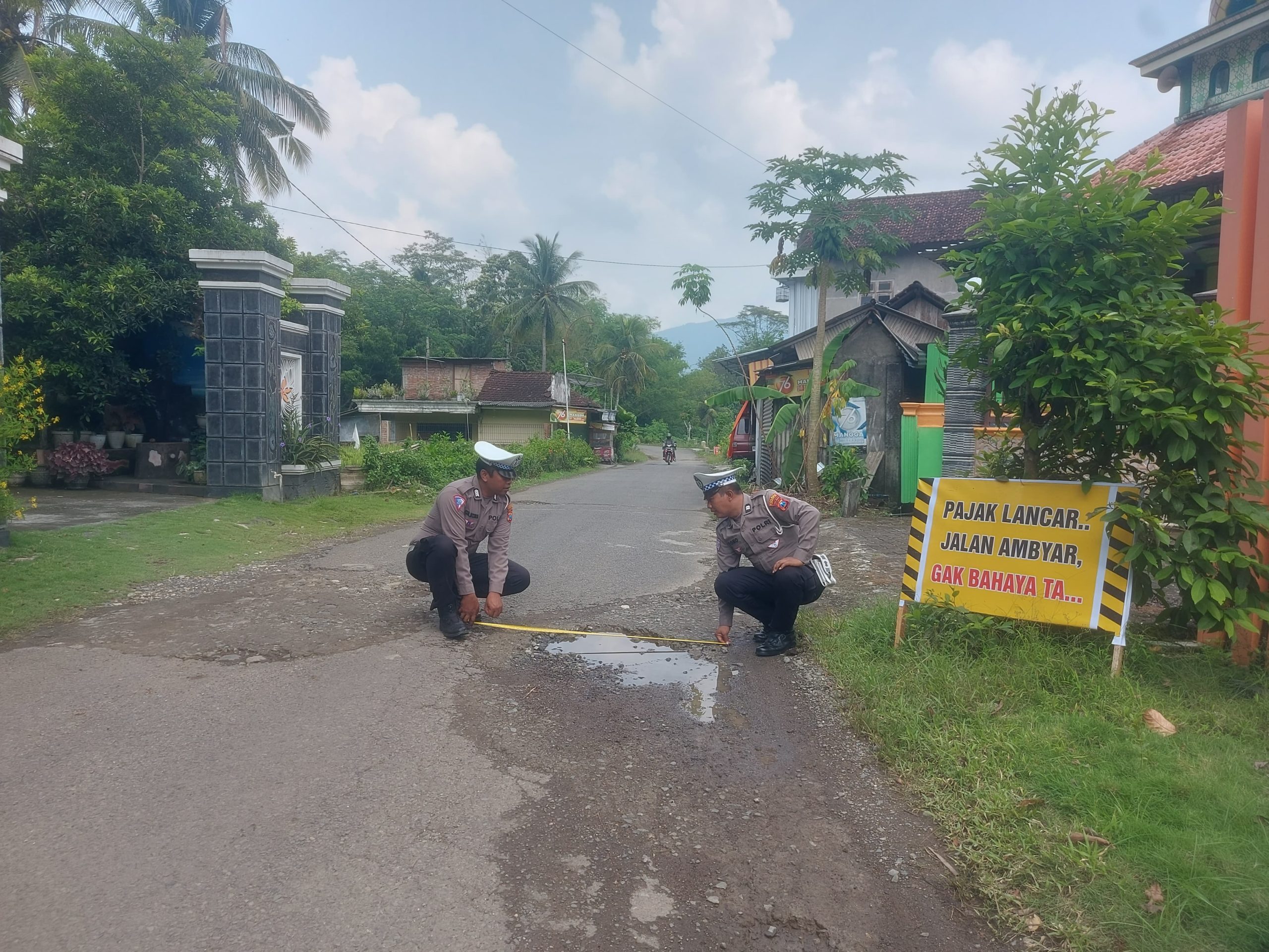 Polres Trenggalek Pasang Tanda Peringatan di Jalan Berlubang Jalur Kampak – Watulimo, Masyarakat Diminta Waspada