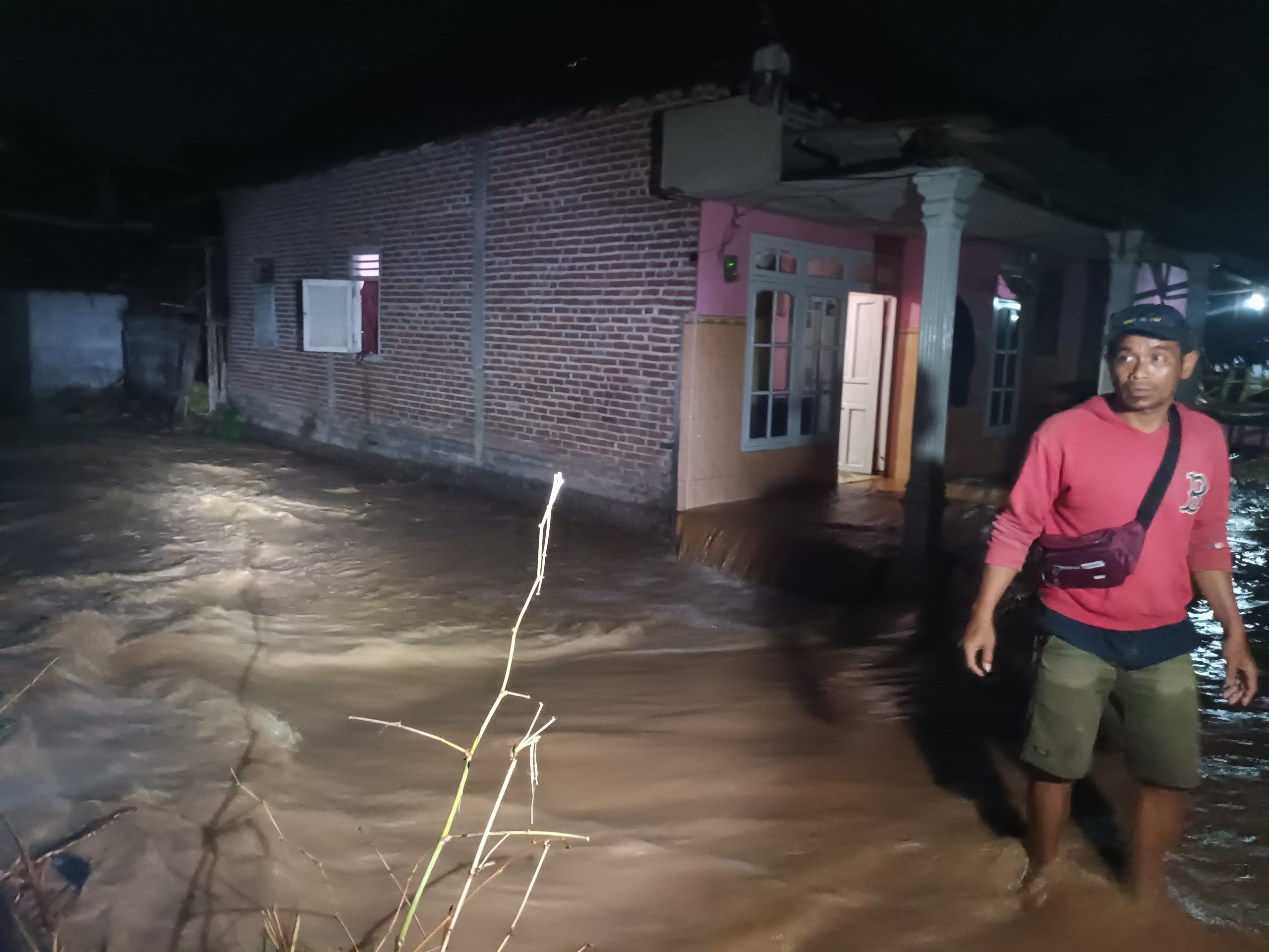 Hujan Lebat Sebabkan Tanggul Sungai Jebol, Puluhan Rumah di Kediri Terendam Banjir