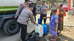 Polisi Salurkan Bantuan Air Bersih di dua Dusun di Kediri Terdampak Kekurangan