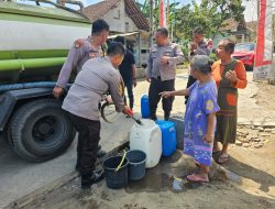 Polisi Salurkan Bantuan Air Bersih di Desa Kebonrejo Kediri yang Alami Kekurangan