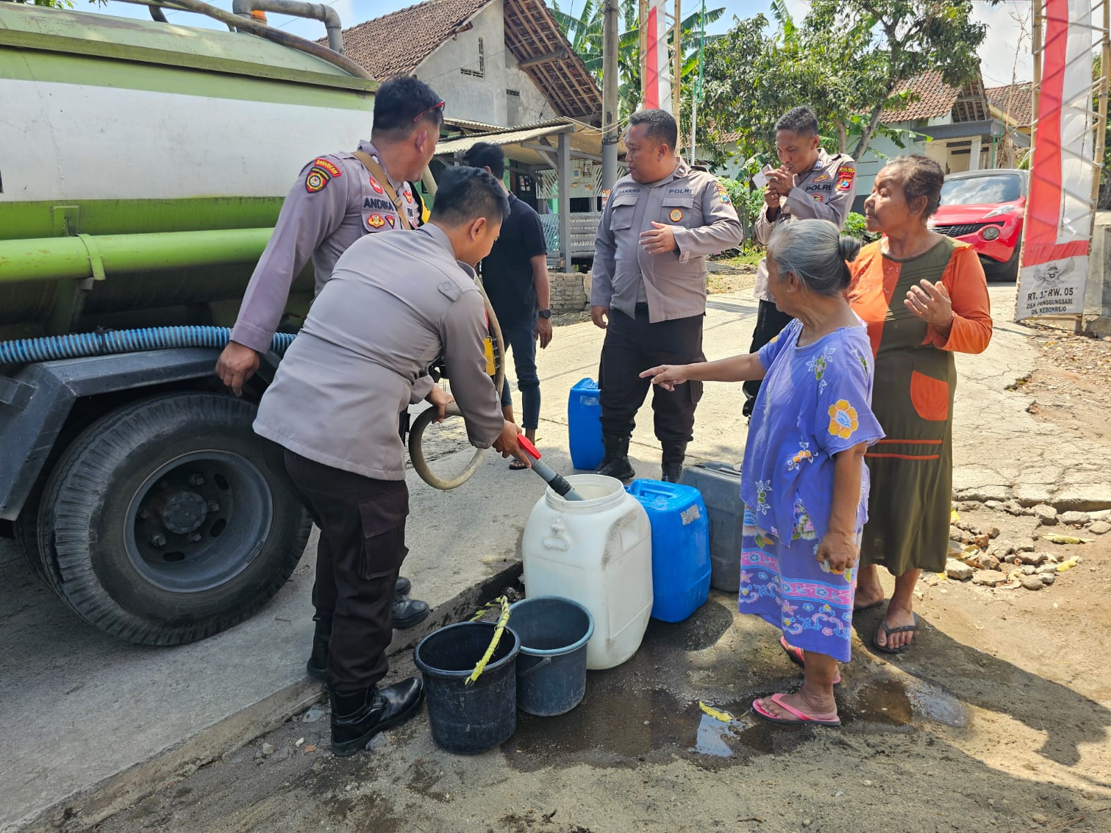 Polisi Salurkan Bantuan Air Bersih di dua Dusun di Kediri Terdampak Kekurangan