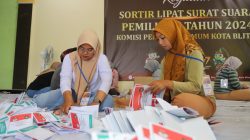 Pengepakan Kotak Suara Menunggu Surat Suara Pengganti di Kota Blitar