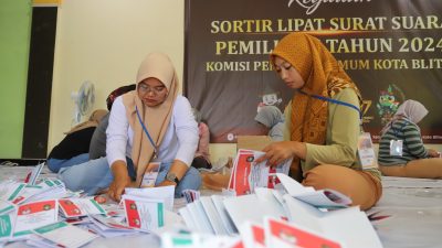 Pengepakan Kotak Suara Menunggu Surat Suara Pengganti di Kota Blitar