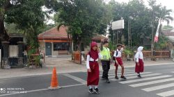 Polisi Peduli Keselamatan, Seberangkan Siswa SD di Jalan Besar Kediri-Blitar