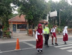 Polisi Peduli Keselamatan, Seberangkan Siswa SD di Jalan Besar Kediri-Blitar