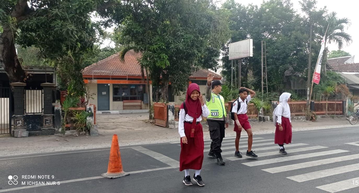 Polisi Peduli Keselamatan, Seberangkan Siswa SD di Jalan Besar Kediri-Blitar