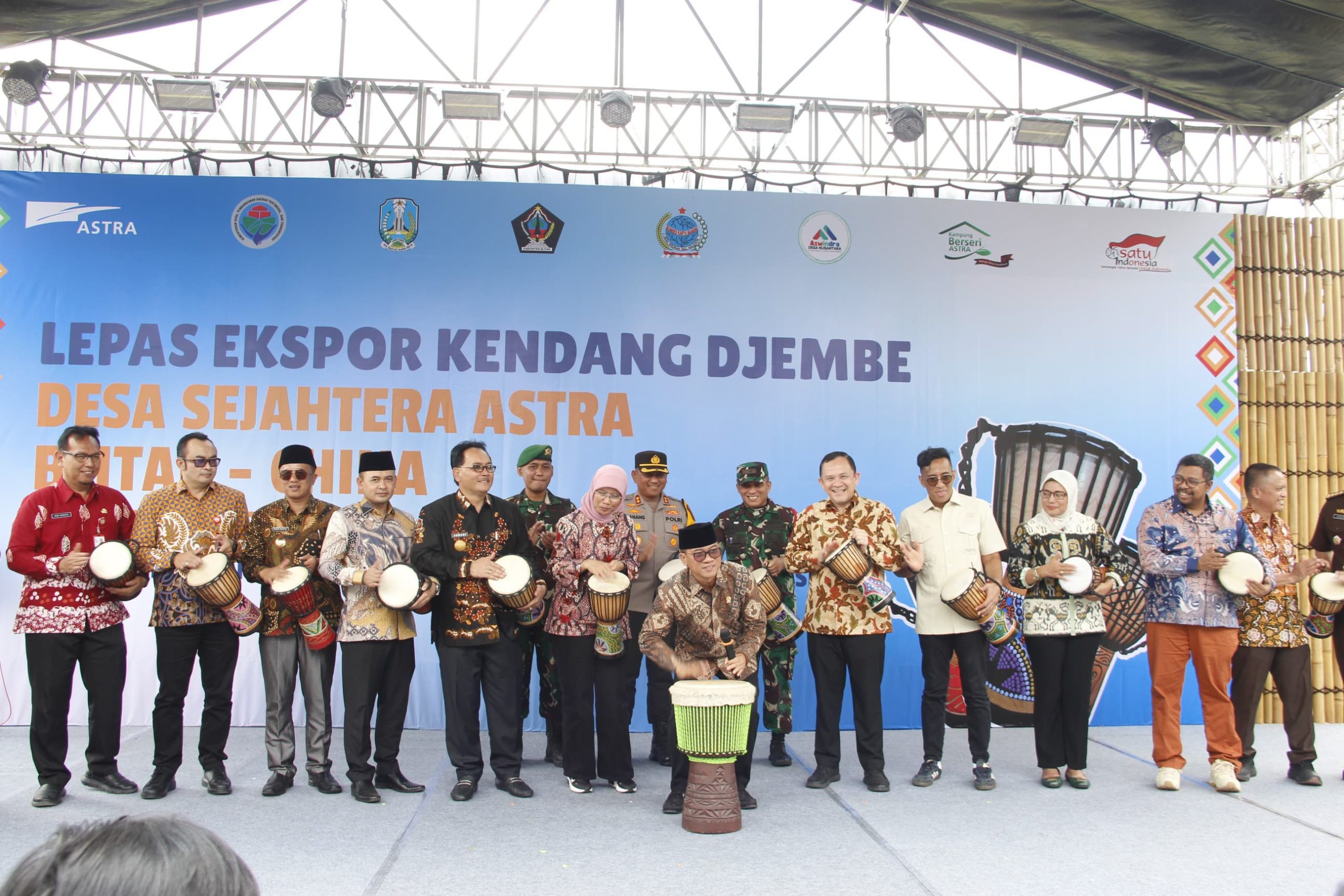 Mendes PDT Yandri Susanto Lepas Ekspor Kendang Djembe Senilai Rp 17 Miliar di Blitar