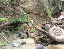 Rem Blong, Truk Bermuatan Batu Koral Masuk Jurang di Blitar, 2 Tewas, 3 Luka-luka