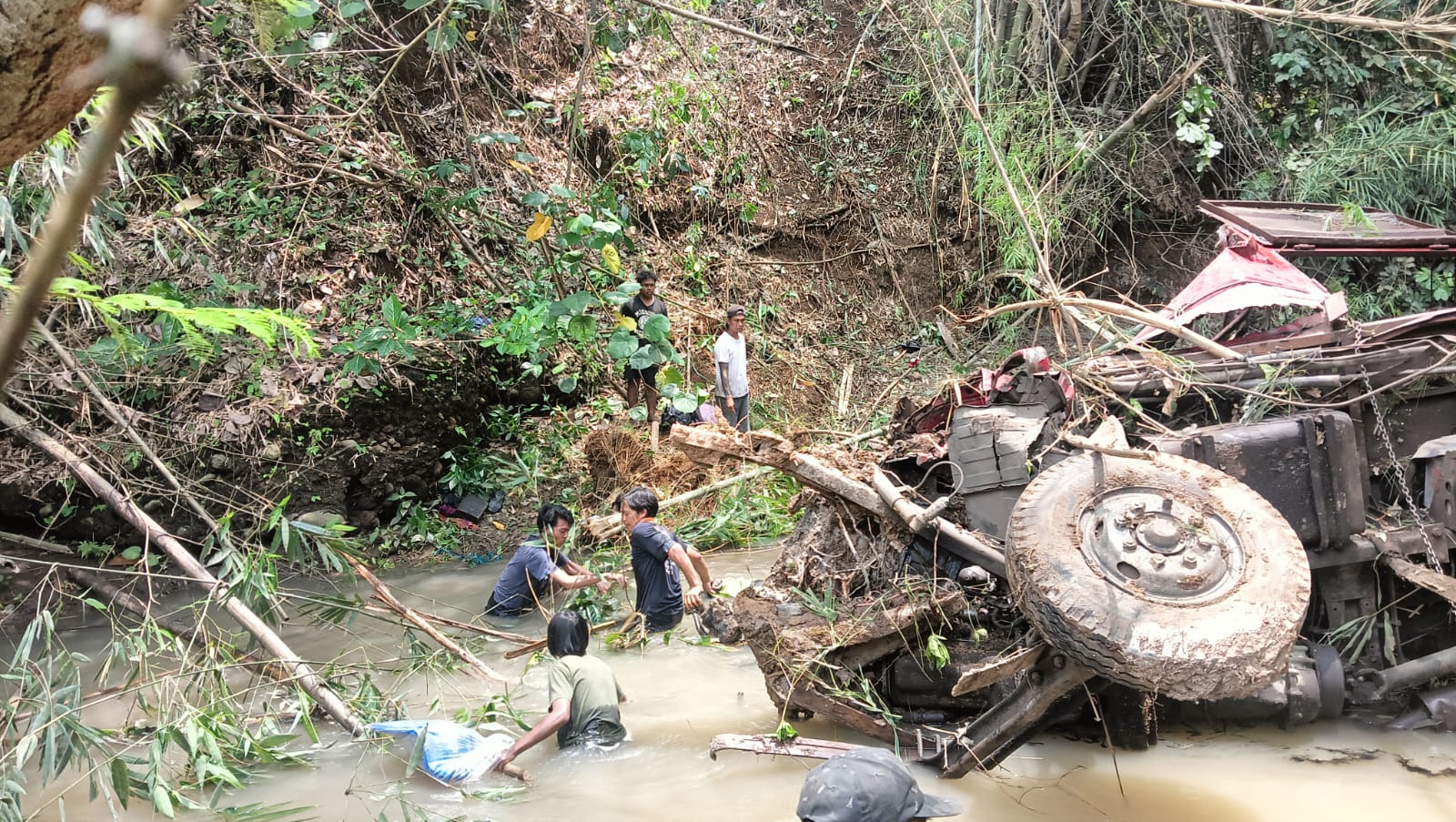 Rem Blong, Truk Bermuatan Batu Koral Masuk Jurang di Blitar, 2 Tewas, 3 Luka-luka