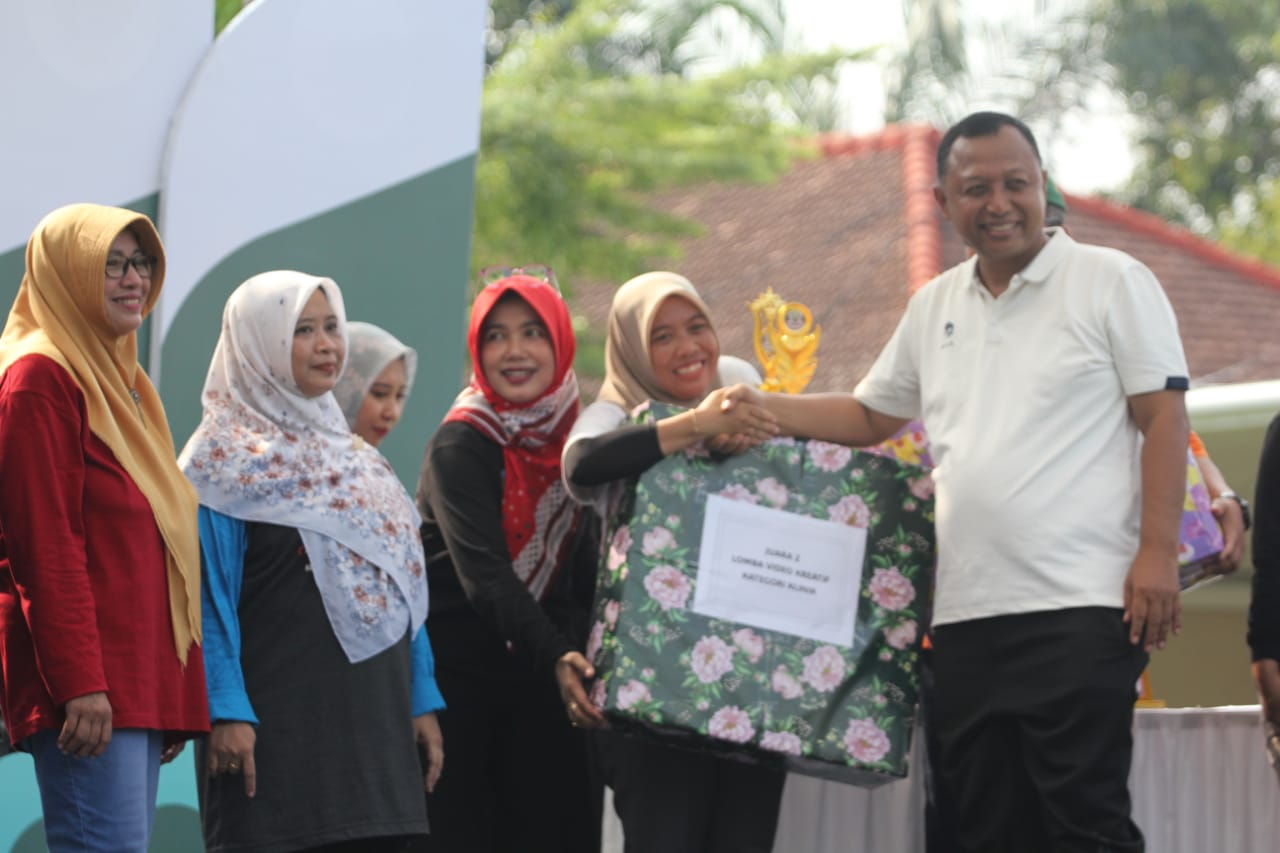 Pjs Bupati Kediri Heru Wahono Santoso ikuti senam bersama di Hari Kesehatan Nasional (HKN) ke 60 di Pemkab Kediri