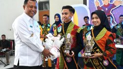 Yudha dan Titis pemenang pertama Duta Genre Kabupaten Kediri 2024 bersama Pjs Bupati Kediri Heru Wahono Santoso (bakti