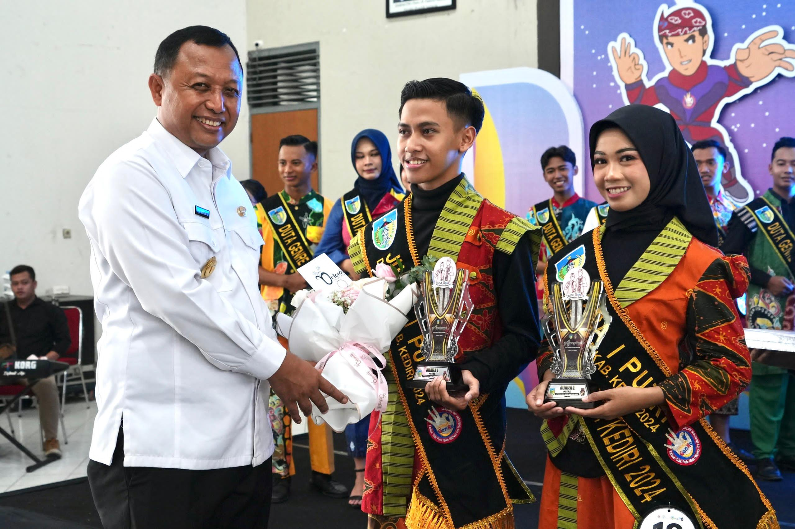 Yudha dan Titis pemenang pertama Duta Genre Kabupaten Kediri 2024 bersama Pjs Bupati Kediri Heru Wahono Santoso (bakti