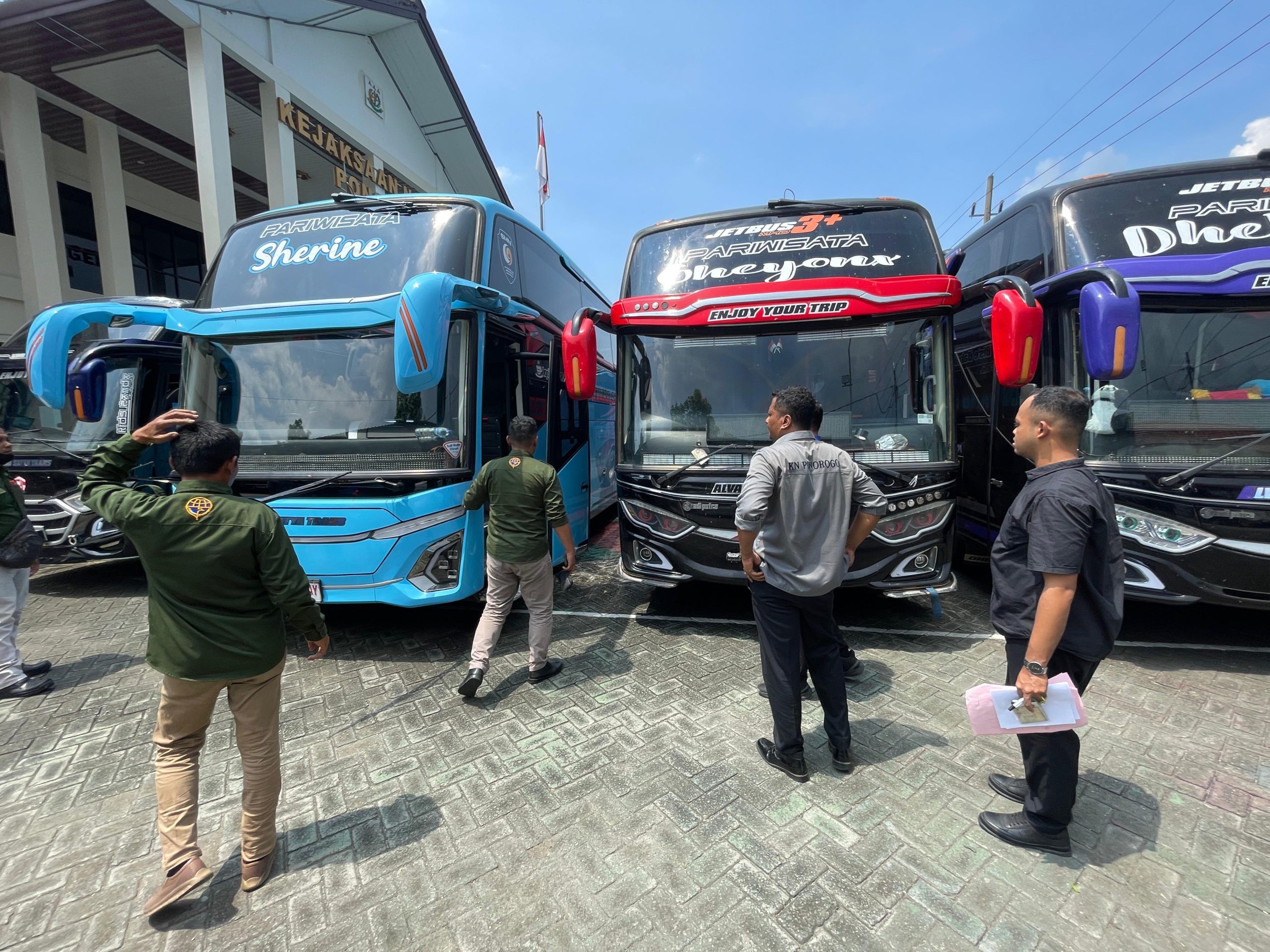 Jadi Barang Bukti Kasus Penyelewengan Dana BOS, Kejari Ponorogo Akan Ramp Check 7 Bus Milik SMK 2 PGRI