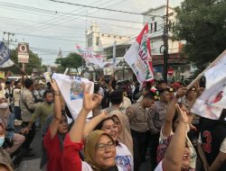 Debat Kedua Calon Wakil Bupati di Gedung Wanita, Ribuan Pendukung Paslon Penuhi Jalan