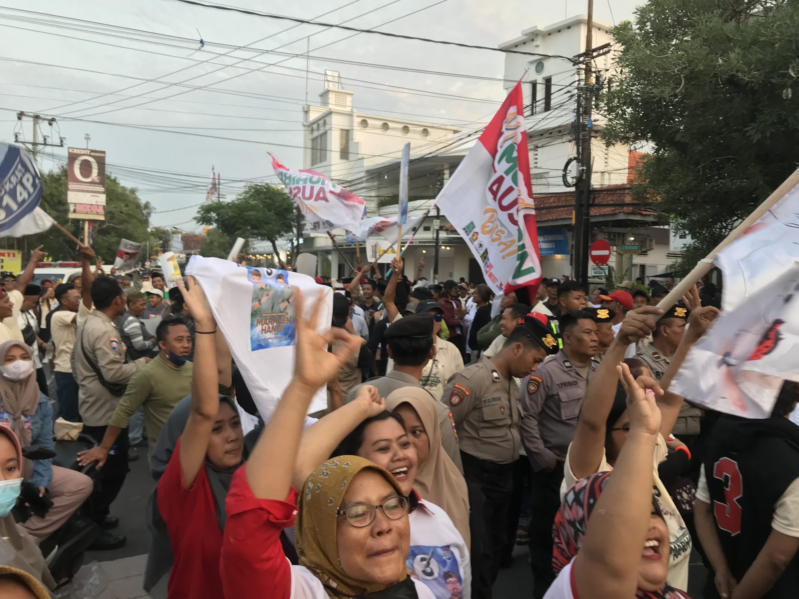 Debat Kedua Calon Wakil Bupati di Gedung Wanita, Ribuan Pendukung Paslon Penuhi Jalan