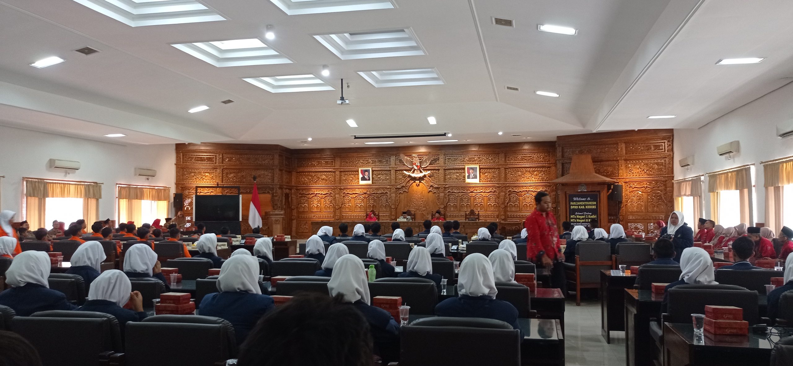 Dua Sekolah Ikuti Kunjungan Wisata Parlemen ke DPRD Kabupaten Kediri