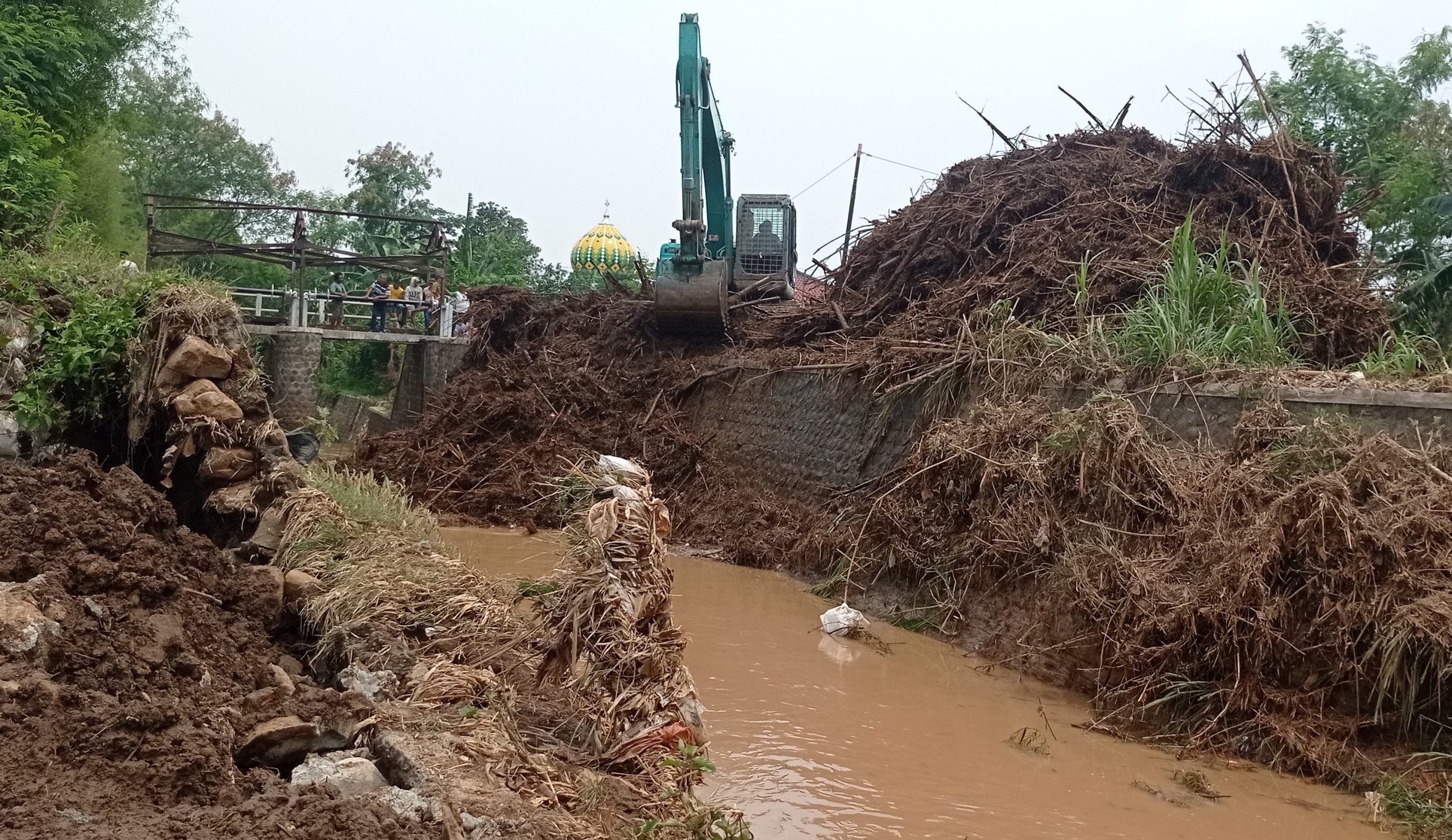 Pemkab Kediri Percepat Perbaikan Tanggul Jebol untuk Cegah Banjir Susulan