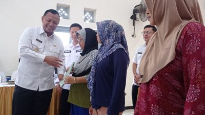 Pjs Bupati Kediri Bagikan 282 Sertipikat Tanah kepada Warga Desa Sambiresik