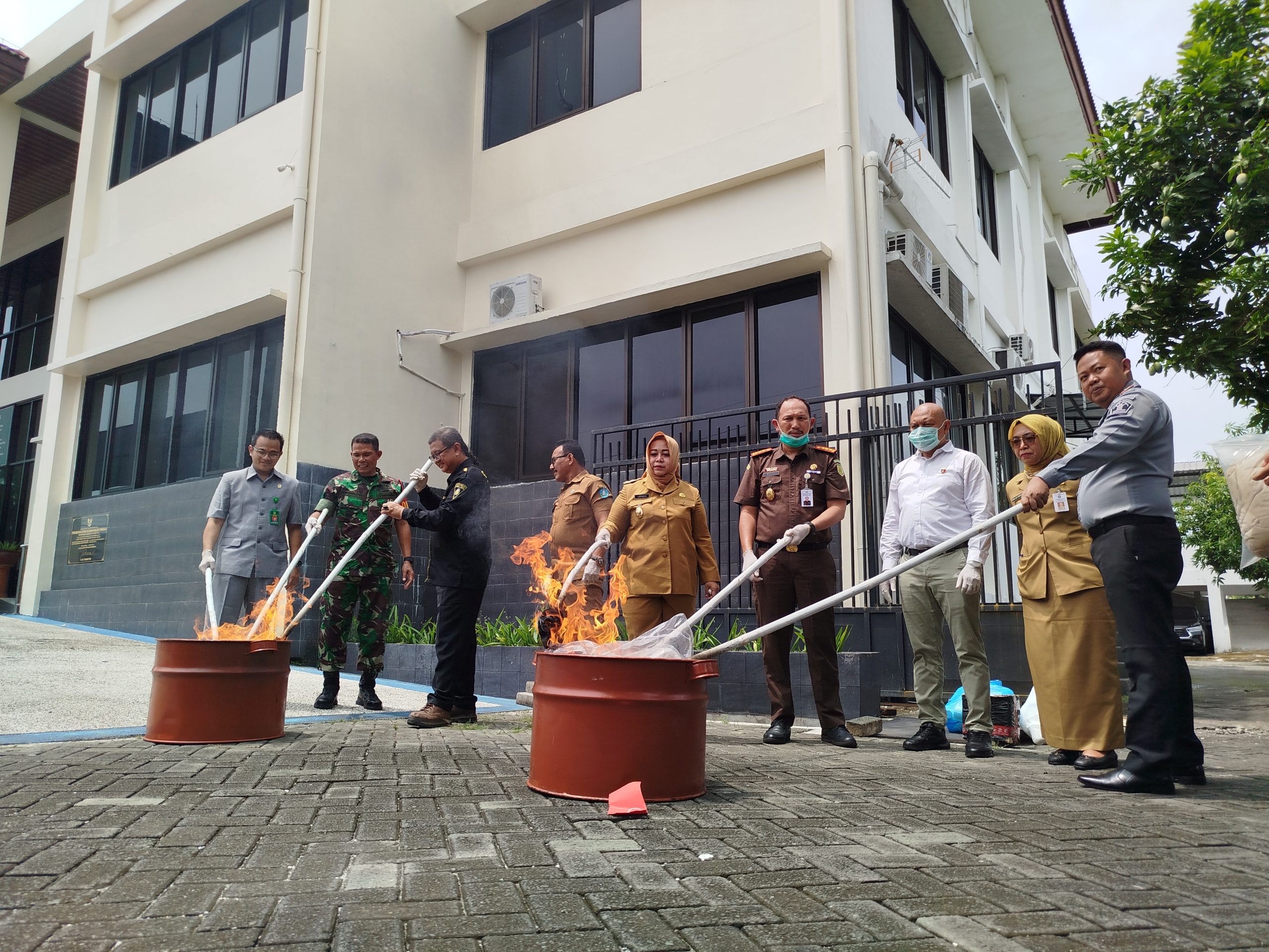 Kejari Ponorogo Musnahkan Ribuan Barang Bukti dari 56 Kasus Tindak Pidana